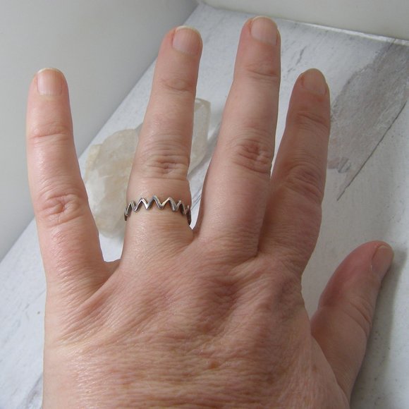 Sterling Silver Zig Zag Band Ring Geometric Chevron Design Sleek Modernist - Picture 3 of 5